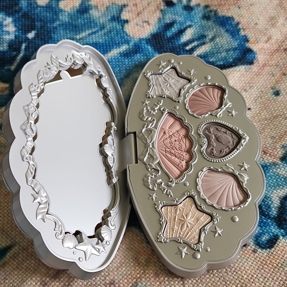 Flower Knows Shell's Jewel Eyeshadow Palette Moonlight Pearl